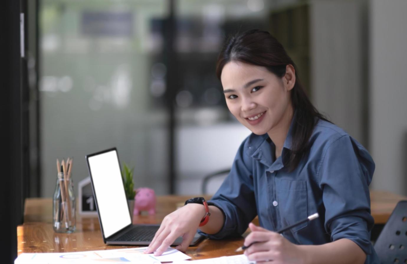 Profesional analizando datos financieros en una oficina moderna